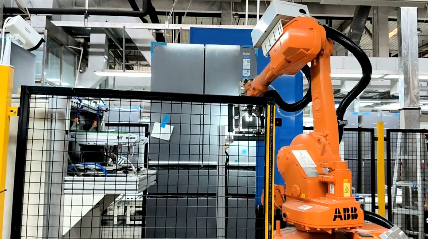 头部家电品牌冰箱产线智能贴敷现场 — ABB 机械手
